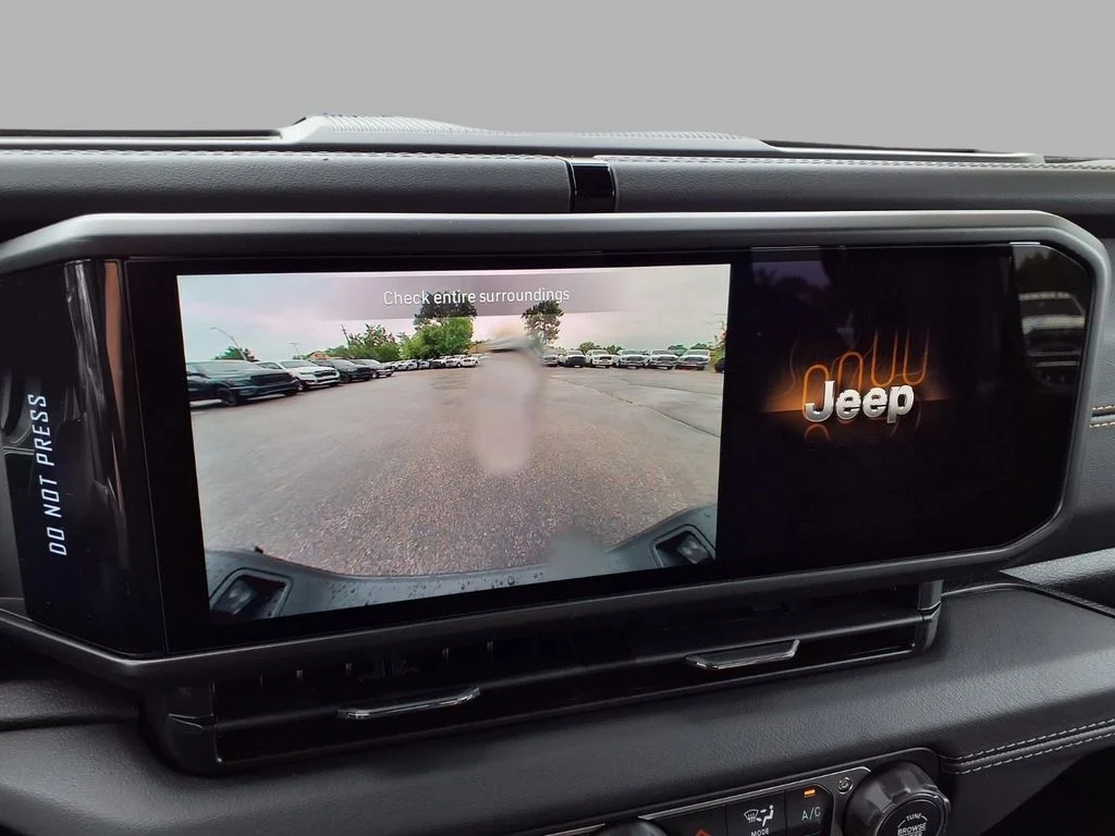 New 2026 Granite Crystal Metallic Clearcoat Jeep Sahara image 6