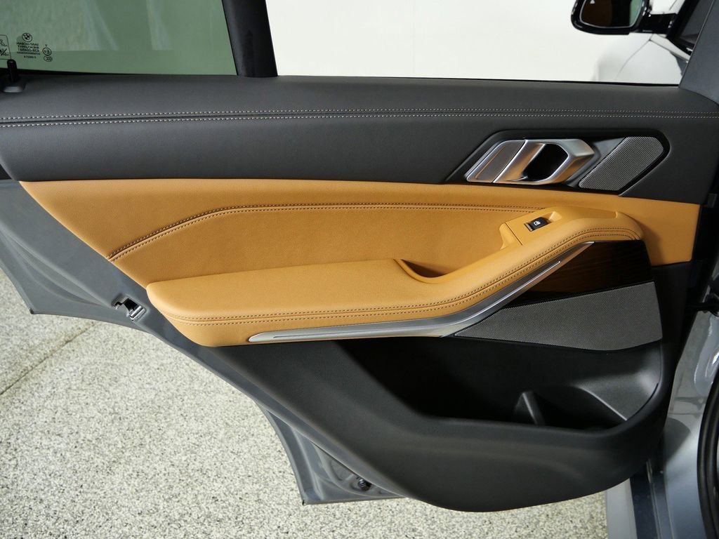 Used 2026 Skyscraper Grey Metallic BMW xDrive40i image 32