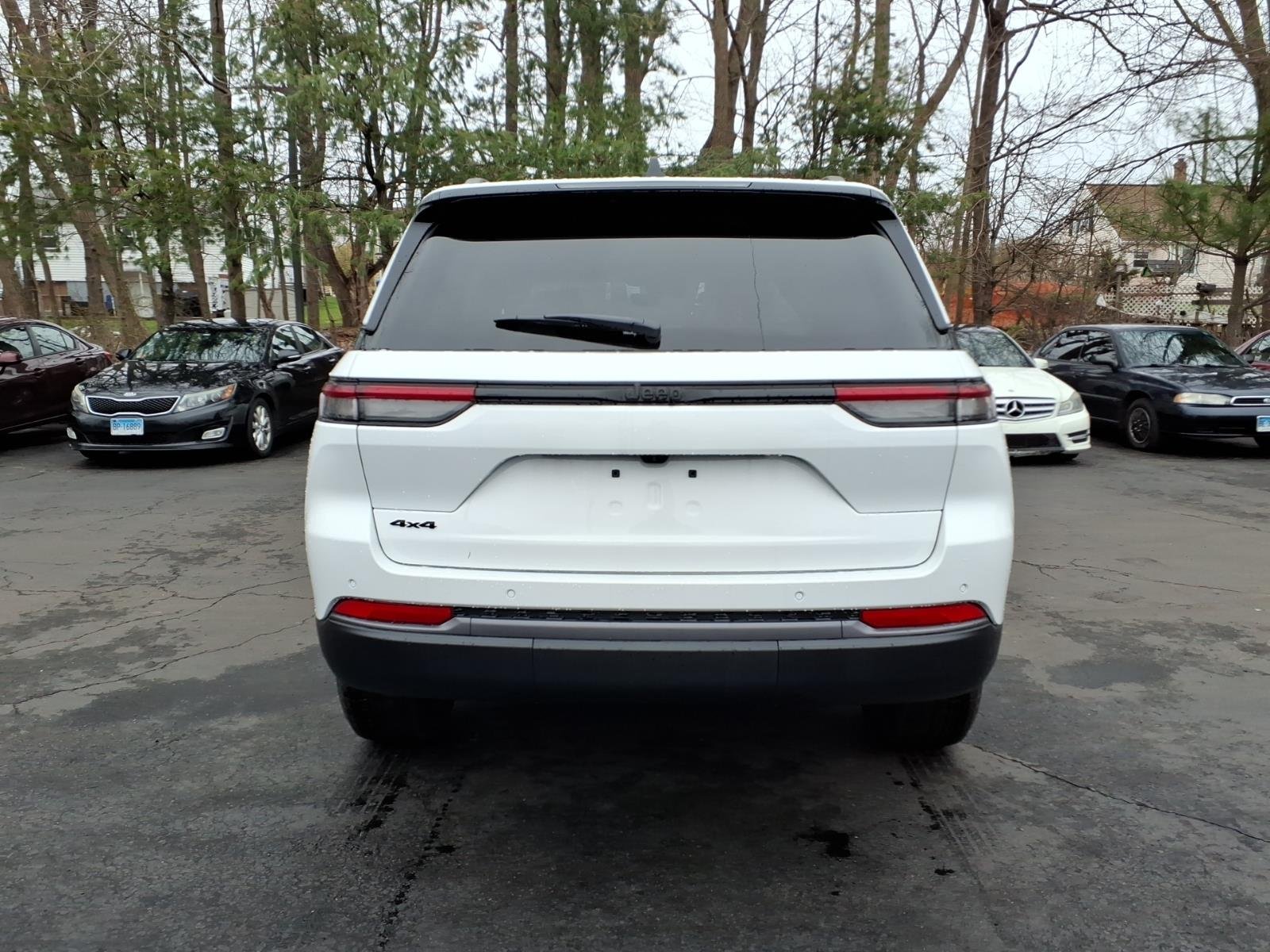 New 2026 Bright White Clear-Coat Exterior Paint Jeep Altitude image 4