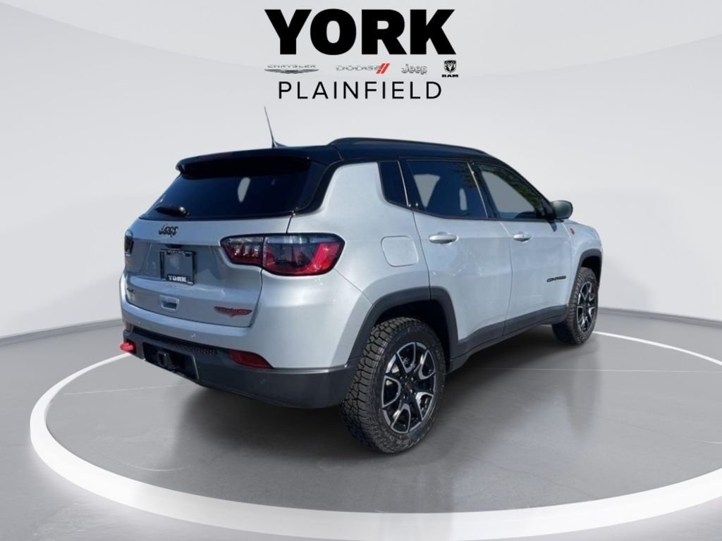 New 2026 Silver Zynith Metallic Clear-Coat Exterior Paint Jeep Trailhawk image 5