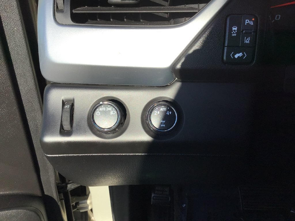 Used 2015 CHAMPAGNE SILVER METALLIC Chevrolet LT image 27