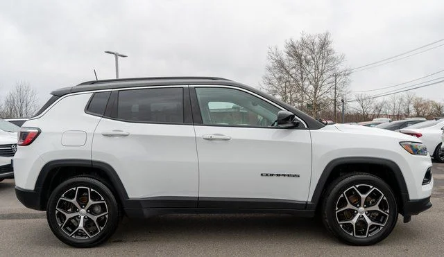 Used 2022 White Jeep Limited image 5