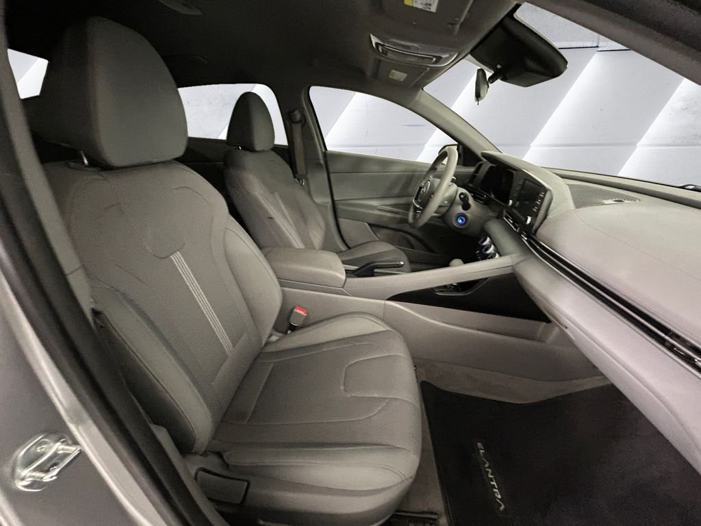 Used 2023 Silver Hyundai SE image 13