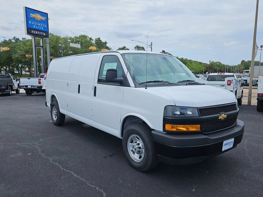 New 2026 Summit White Chevrolet WT image 10
