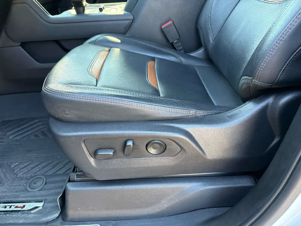 Used 2024 White GMC AT4 image 25