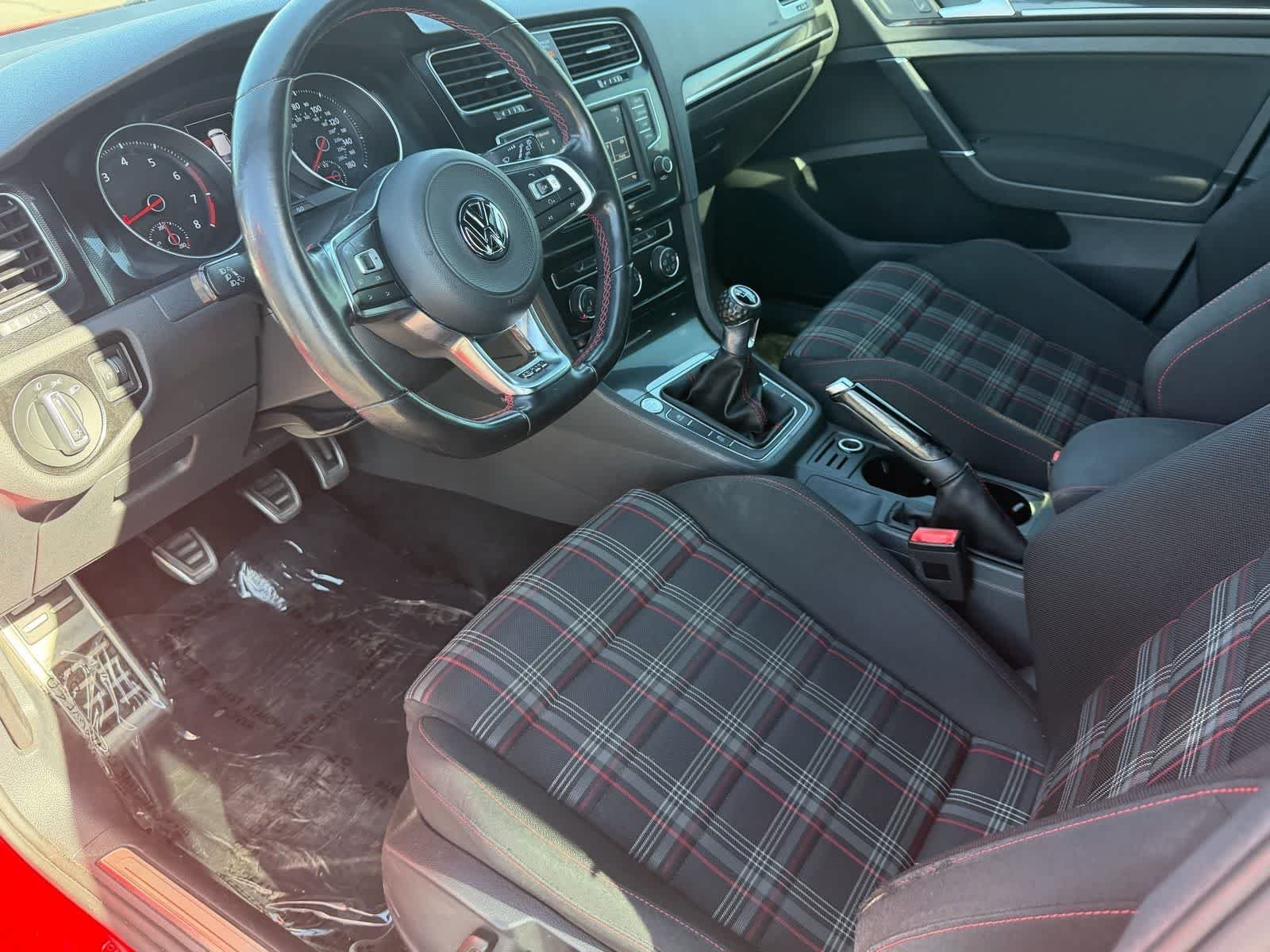 Used 2017 Red Volkswagen SE image 17