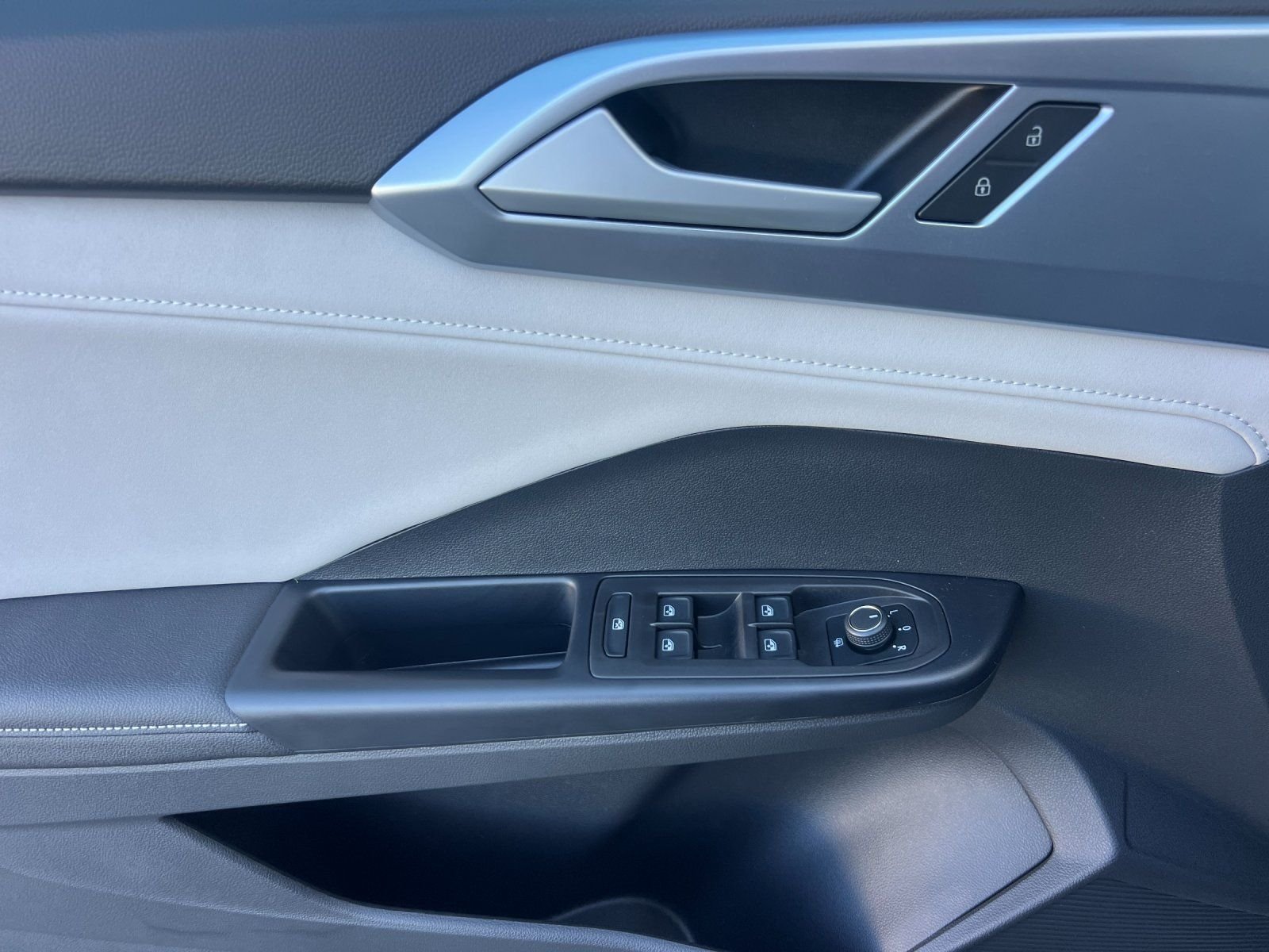 New 2026 Platinum Gray Metallic Volkswagen 1.5T SE image 10