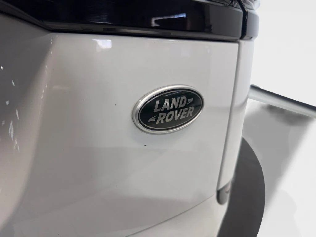 Used 2023 White Land Rover R-Dynamic S image 26