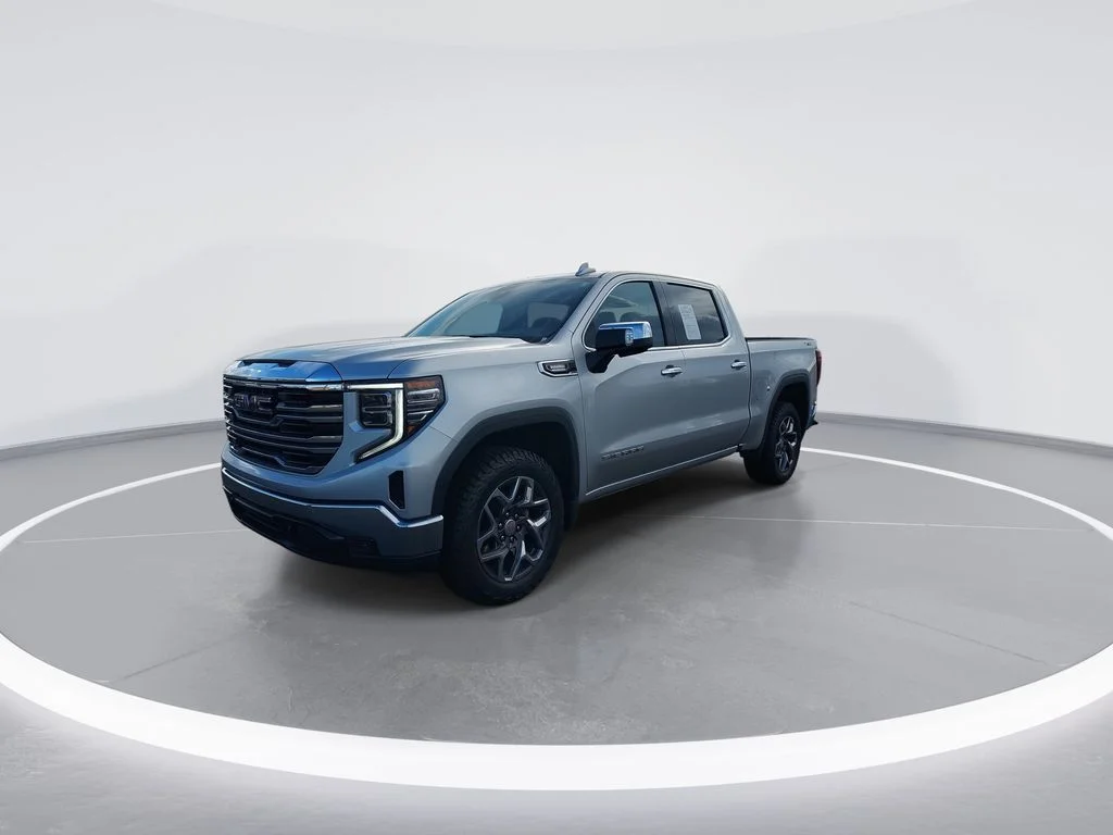Used 2022 Silver GMC SLT image 4