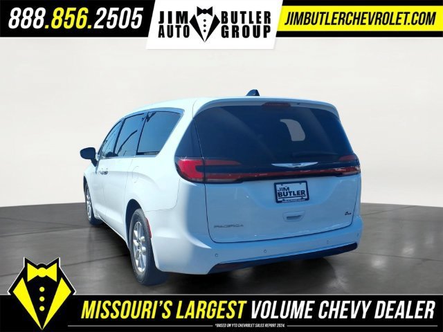 Used 2024  Chrysler Touring L image 2