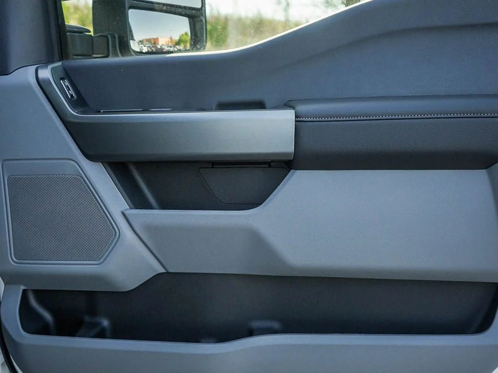 New 2027 Oxford White Ford F-350® XLT image 7