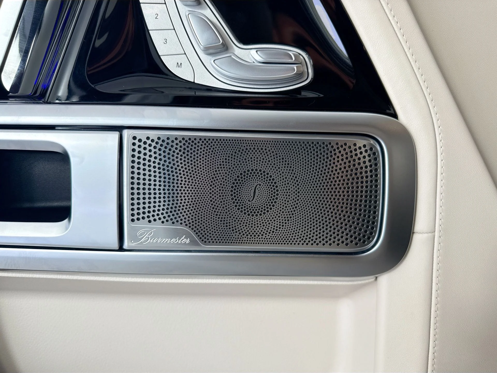 Used 2023 MANUFAKTUR Moonlight White Metallic Mercedes-Benz G 63 AMG® image 17
