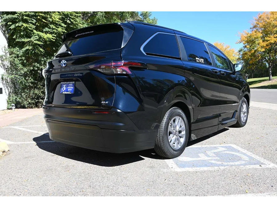 2025 Toyota Sienna XLE - Photo 6