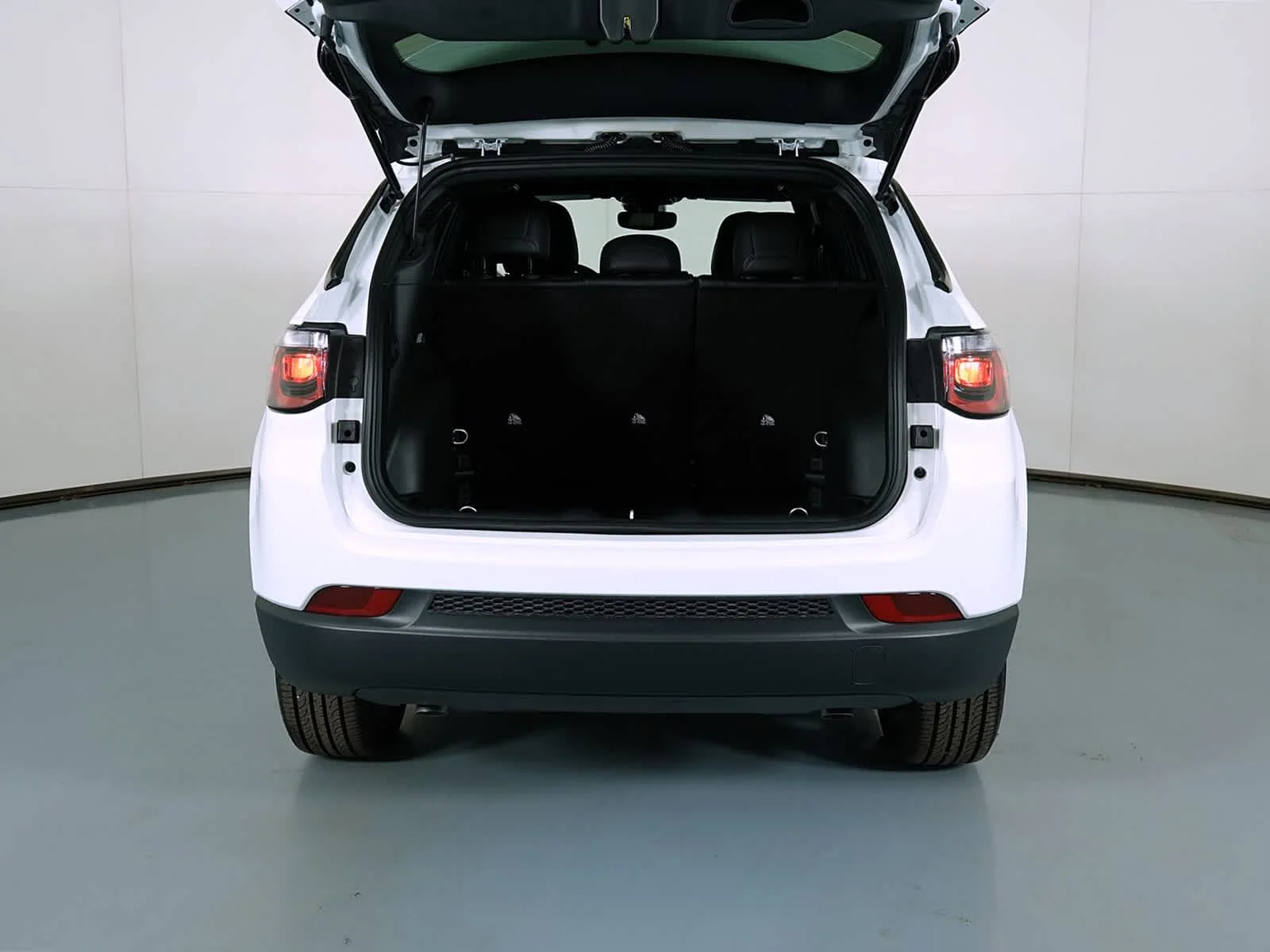 New 2026 Bright White Clearcoat Jeep Latitude image 7