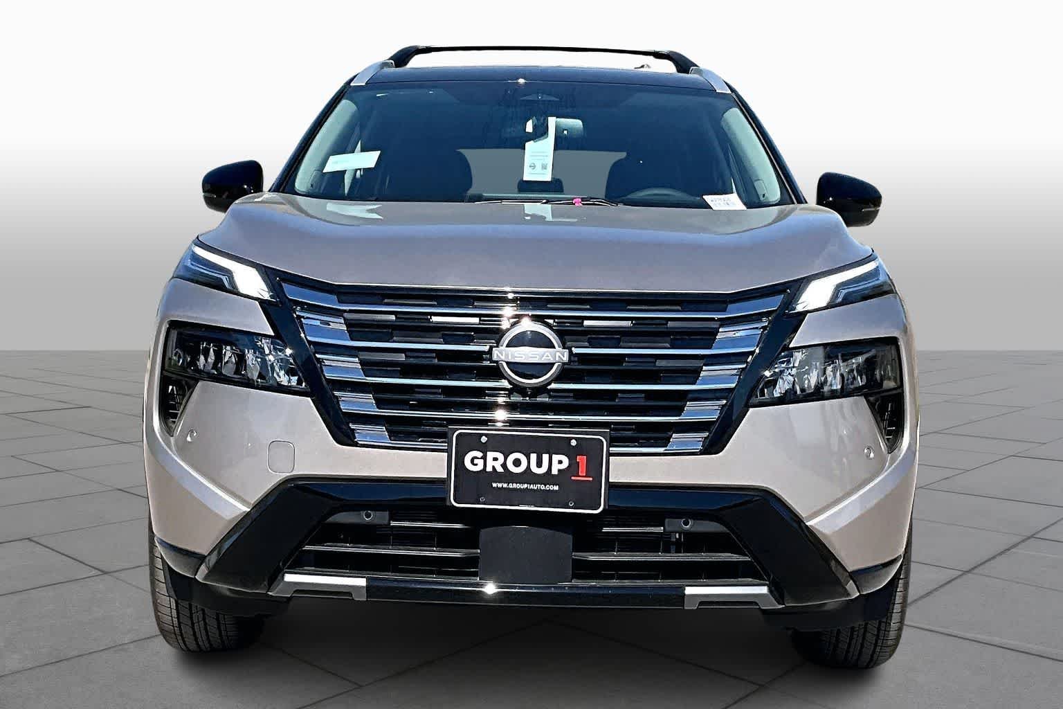 New 2026 Champagne Silver Metallic / Super Black Two-tone Nissan Platinum image 3