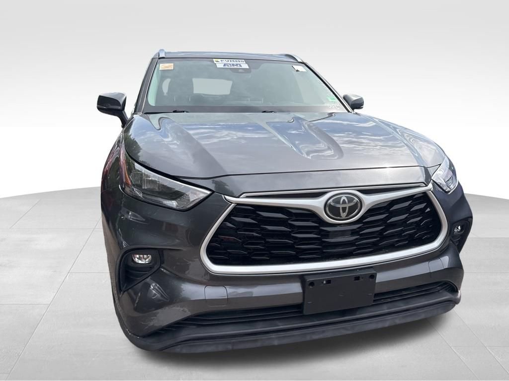 Used 2020 Gray Toyota XLE image 7