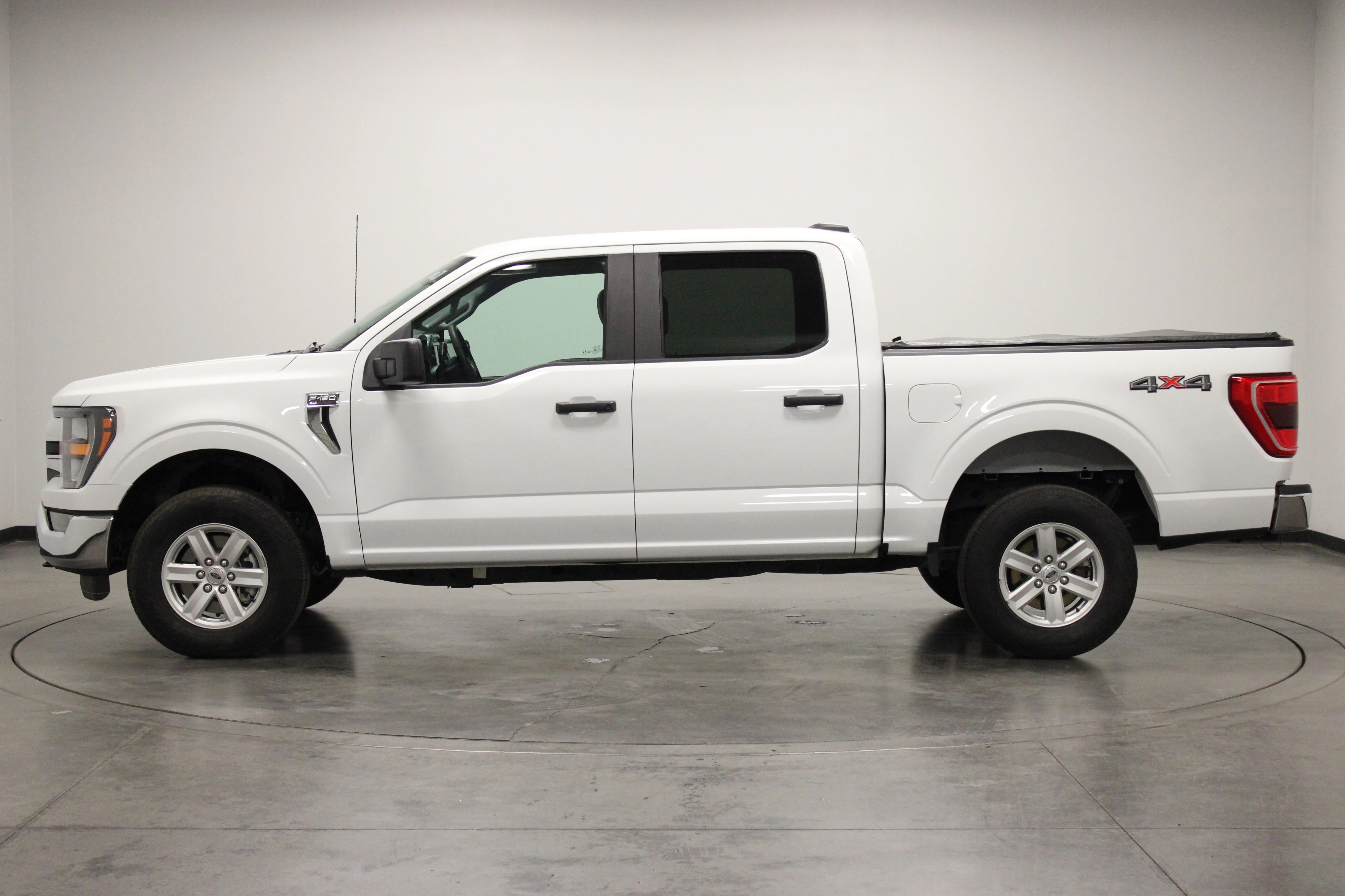 Used 2023 Oxford White Ford XLT image 5