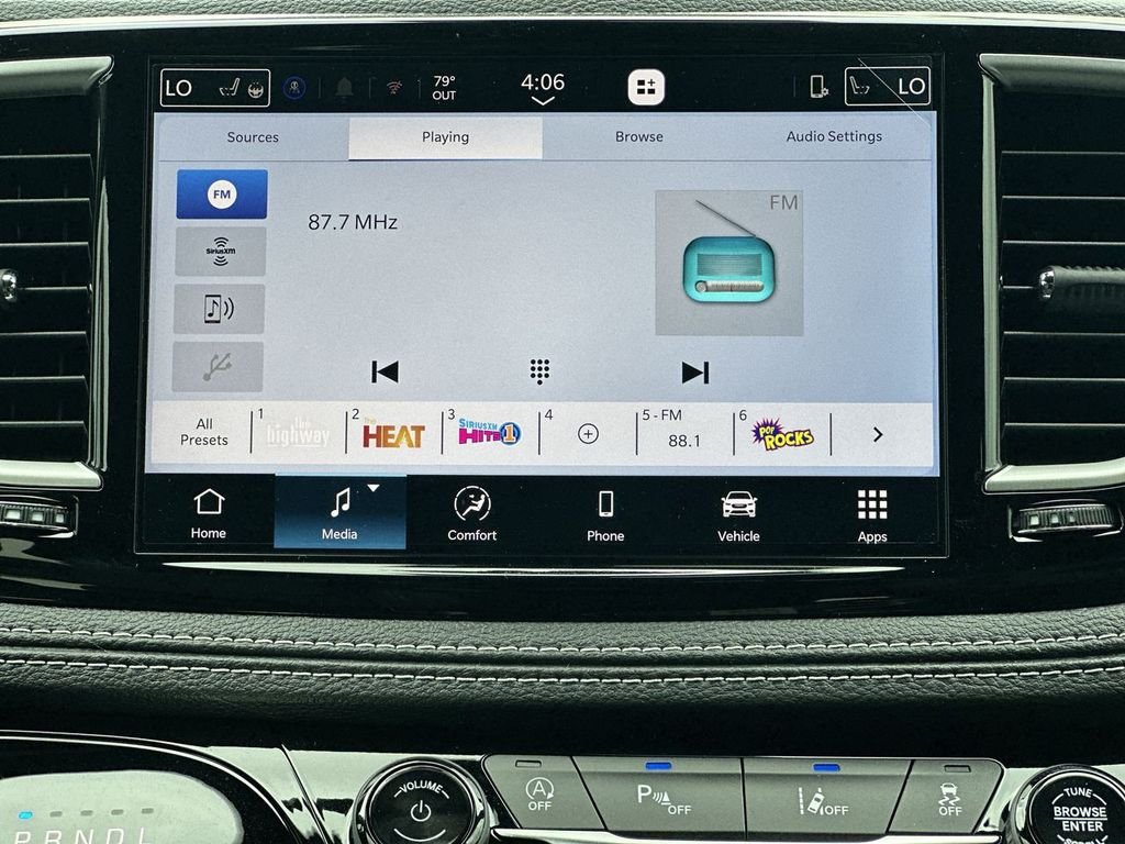 New 2027 Diamond Black Crystal Pearl-Coat Exterior Paint Chrysler Select image 26