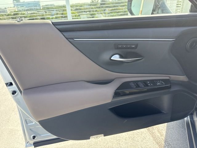 2025 Lexus ES 350 - Photo 13
