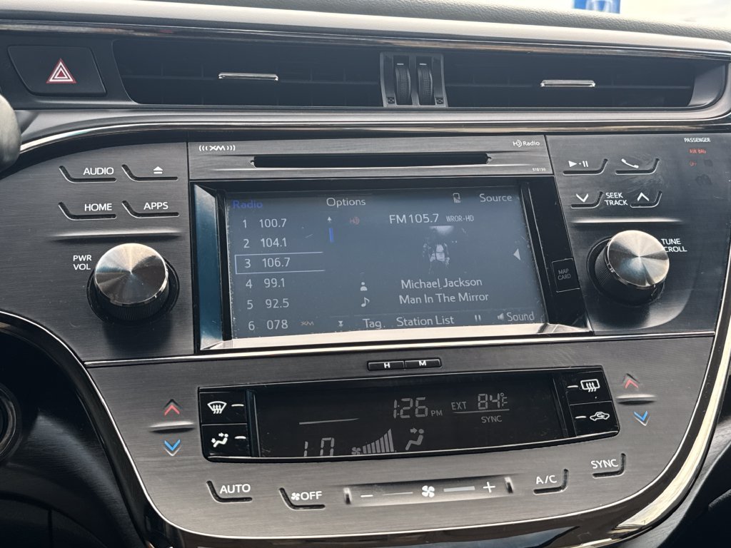 Used 2016 Silver Toyota XLE Premium image 21