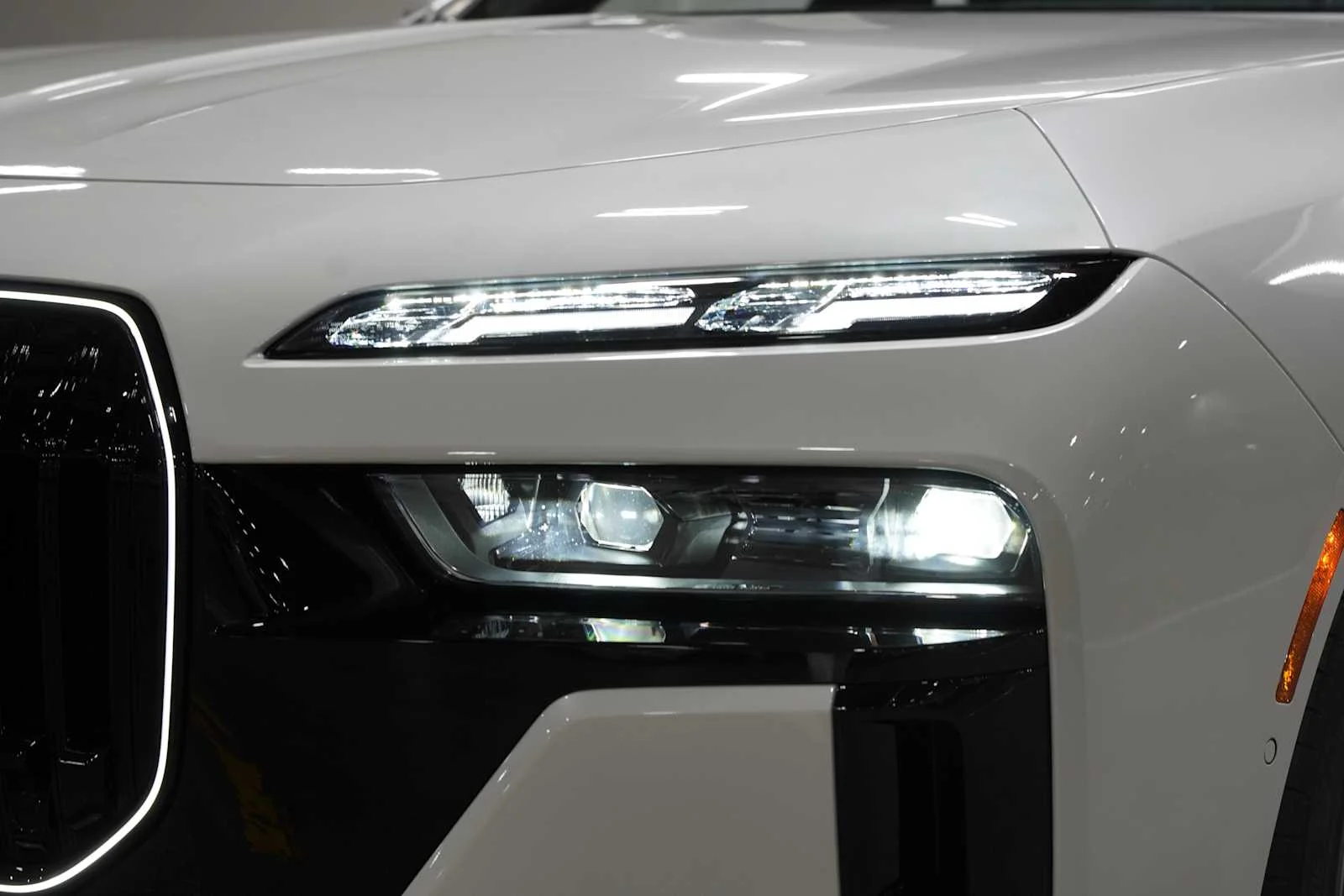 New 2026 Mineral White Metallic BMW 760i xDrive image 6