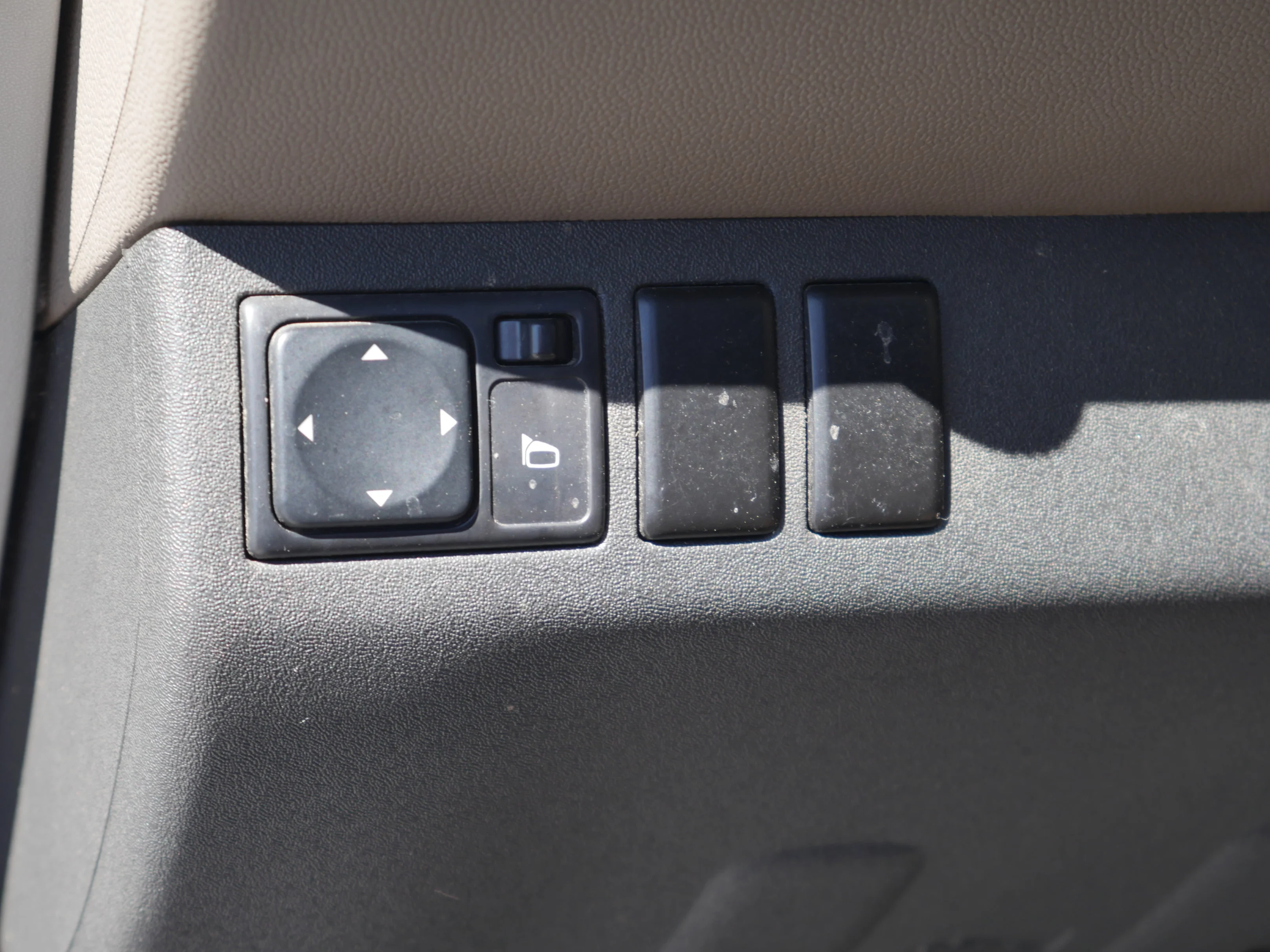 Used 2008 Avalanche Nissan SE image 5