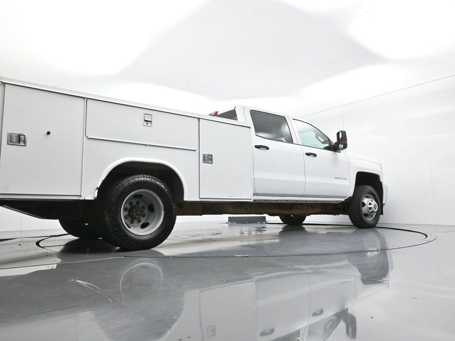 Used 2019 SUMMIT WHITE Chevrolet WT image 47