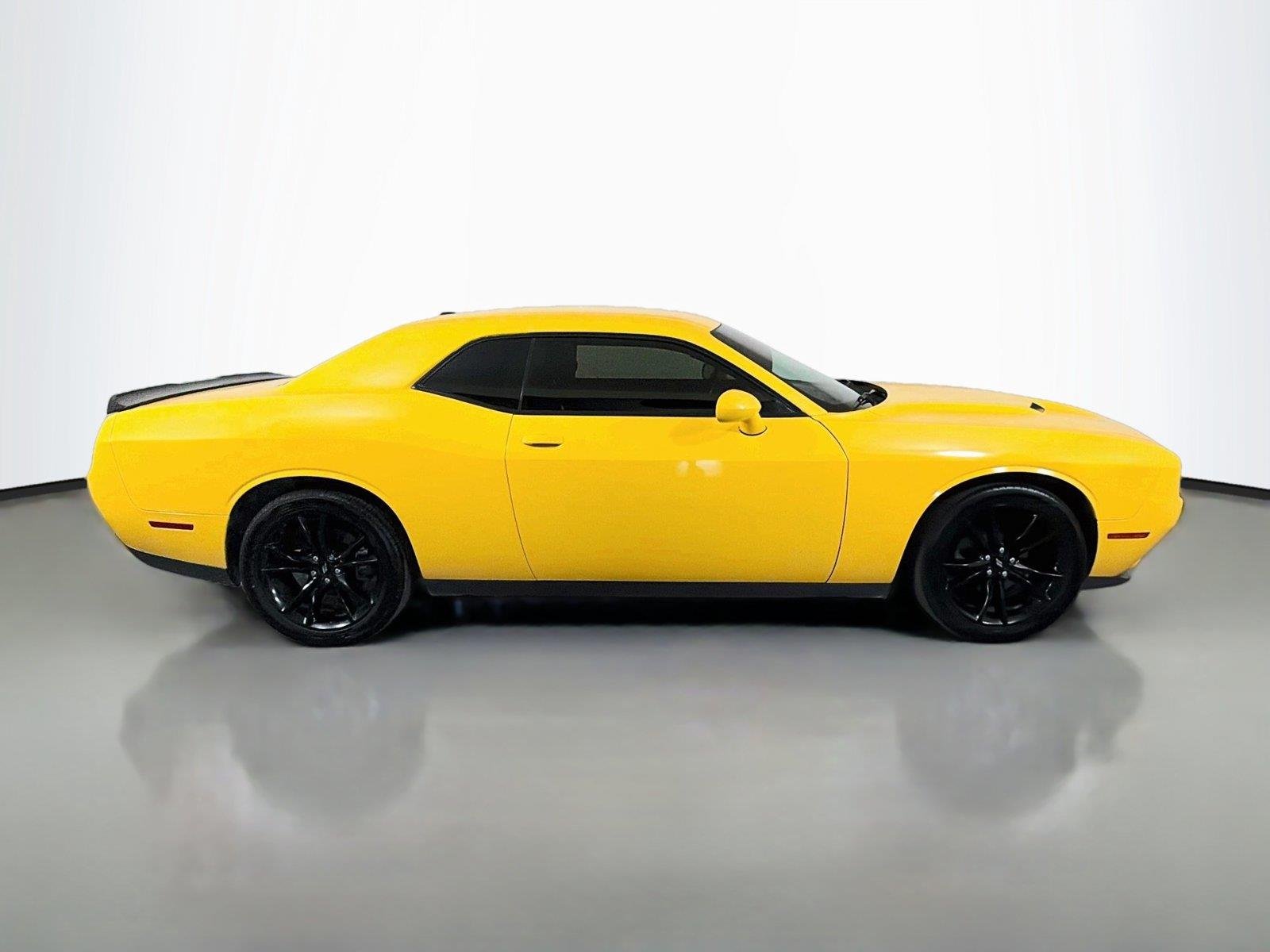 Used 2018 Pitch Black Clearcoat Dodge SXT image 4