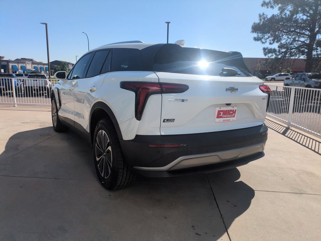 Used 2024 Summit White Chevrolet LT image 3
