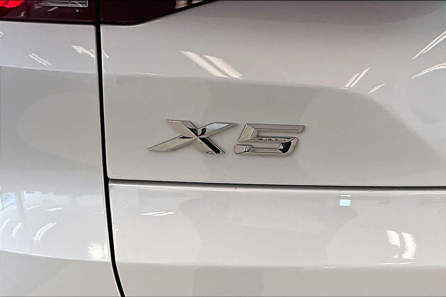 Used 2024 Mineral White Metallic BMW sDrive40i image 29