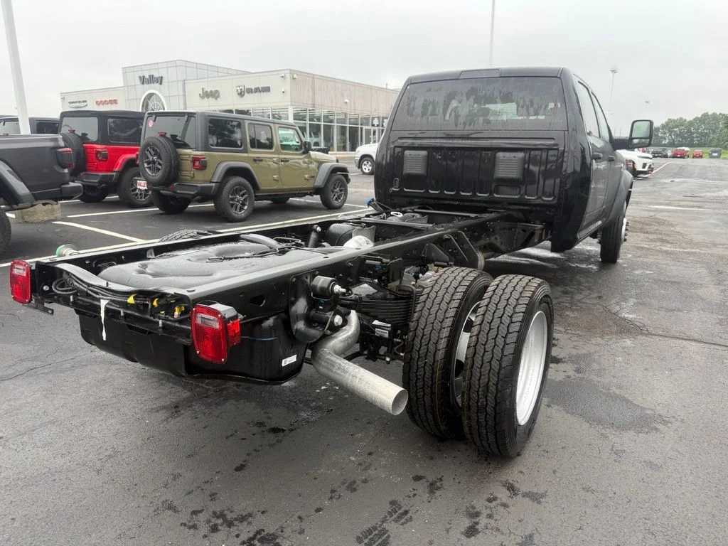 New 2026 Diamond Black Crystal Pearl-Coat Exterior Paint RAM Tradesman image 3