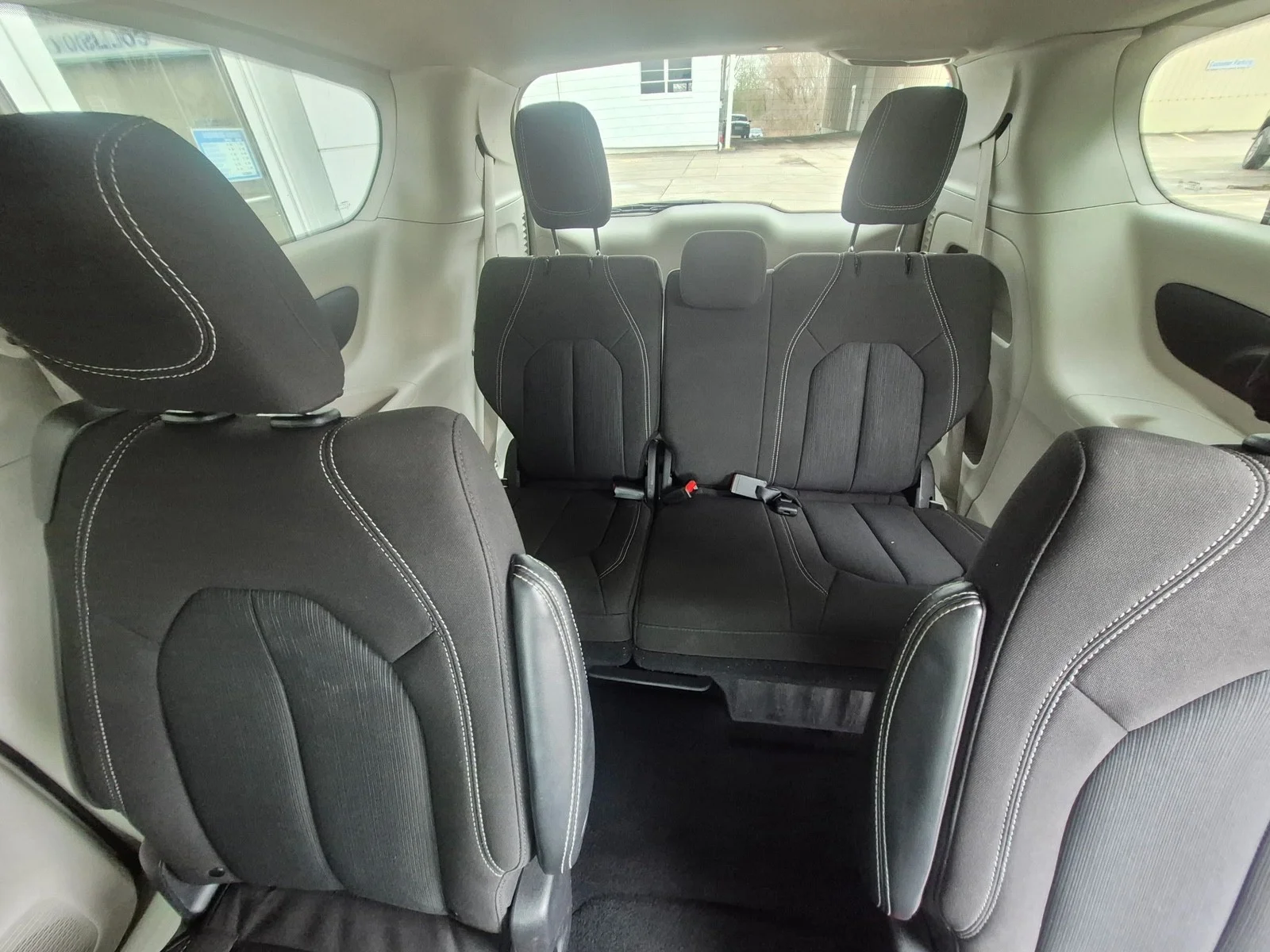 2023 Chrysler Voyager LX - Photo 7
