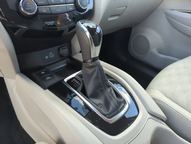 Used 2022 White Nissan SV image 39