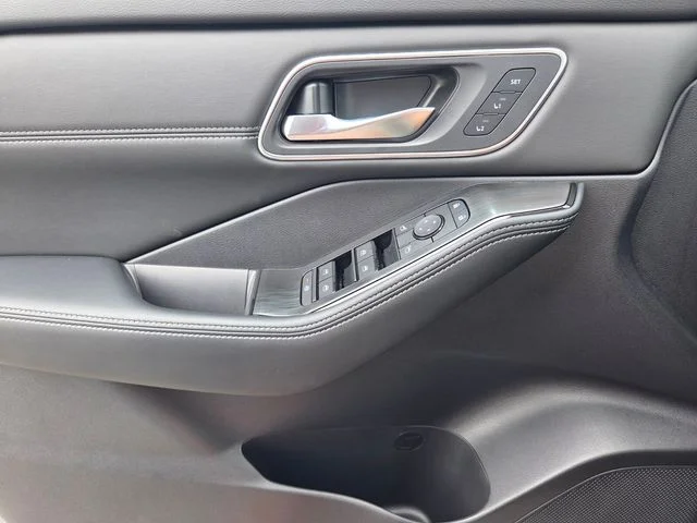 New 2026 Boulder Gray Pearl / Super Black Two-tone Nissan Platinum image 25
