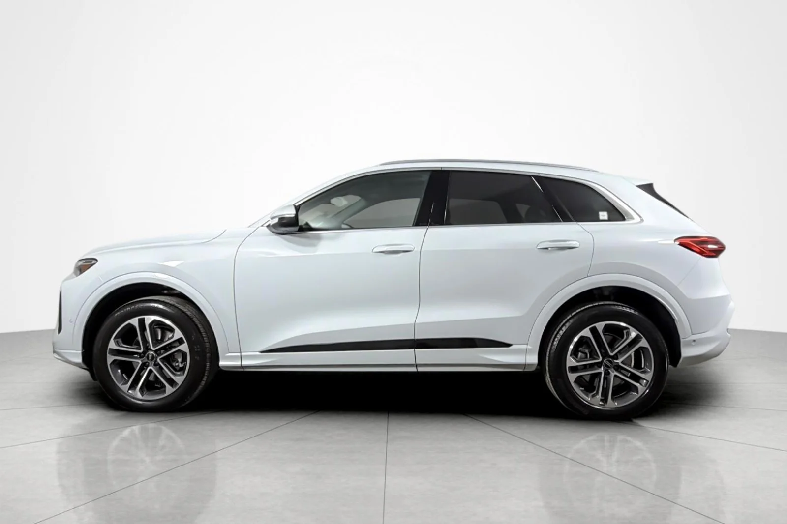 Used 2025 Glacier White Metallic Audi Premium 2.0 TFSI quattro image 2