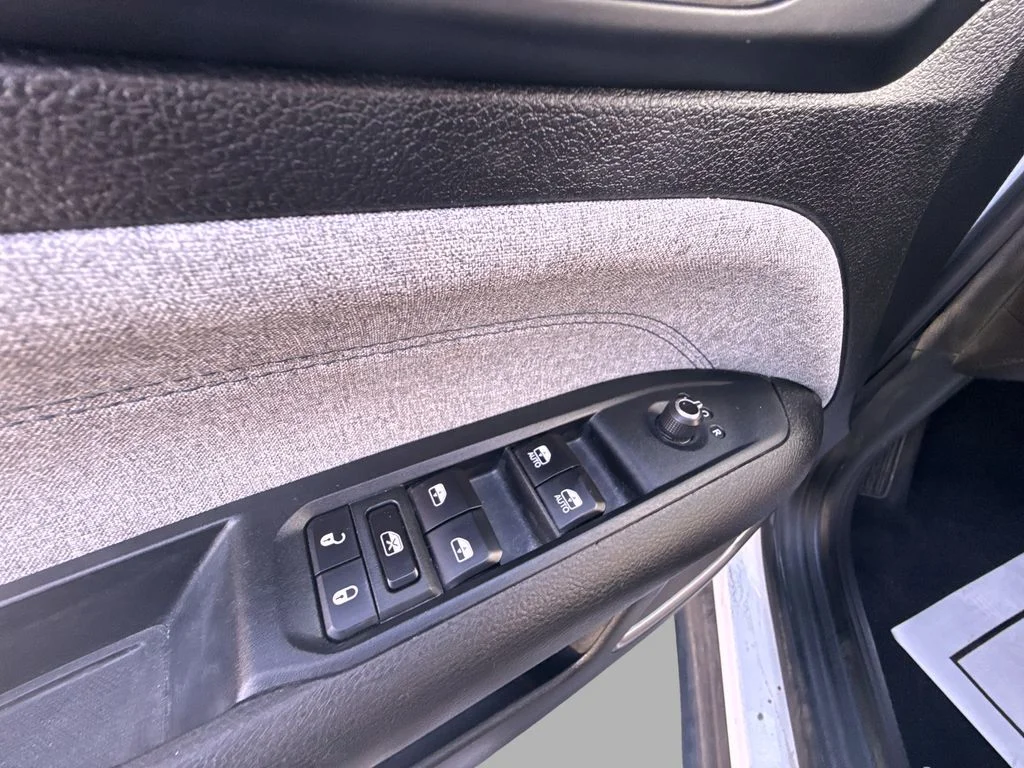 Used 2024 White Jeep Latitude image 18
