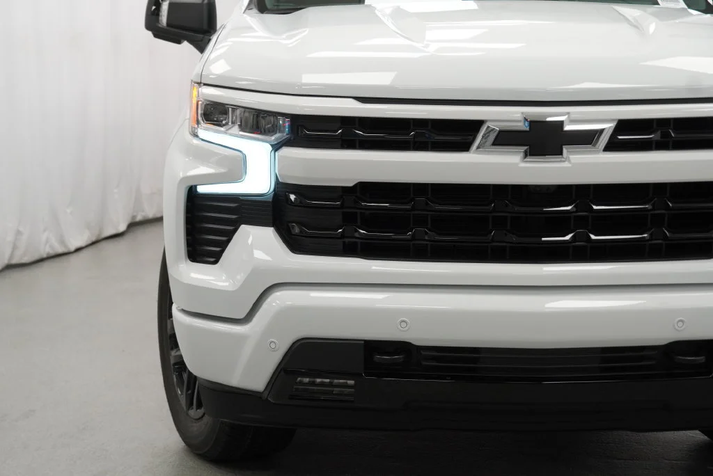 New 2026 Summit White Chevrolet RST image 32