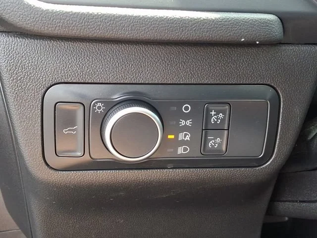Used 2022 Black Ford SE image 27