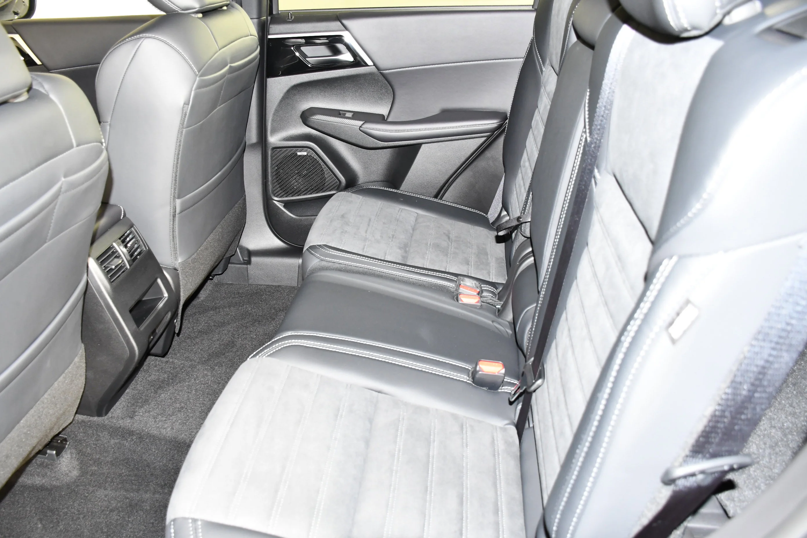 New 2026 Graphite Gray Mitsubishi LE image 15