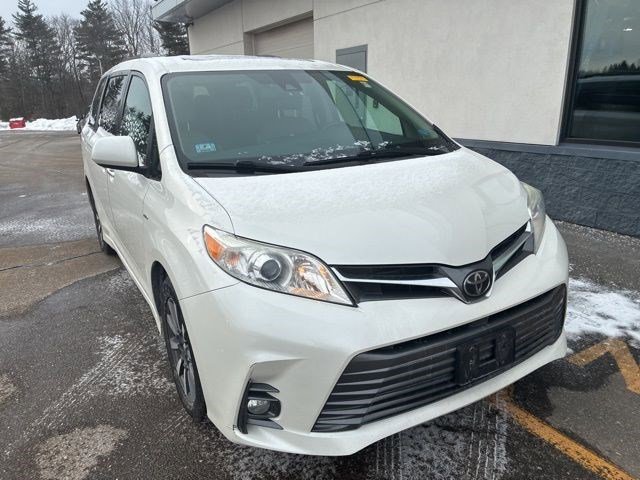 2018 Toyota Sienna XLE Premium V6 AWD 7-Passenger's photo