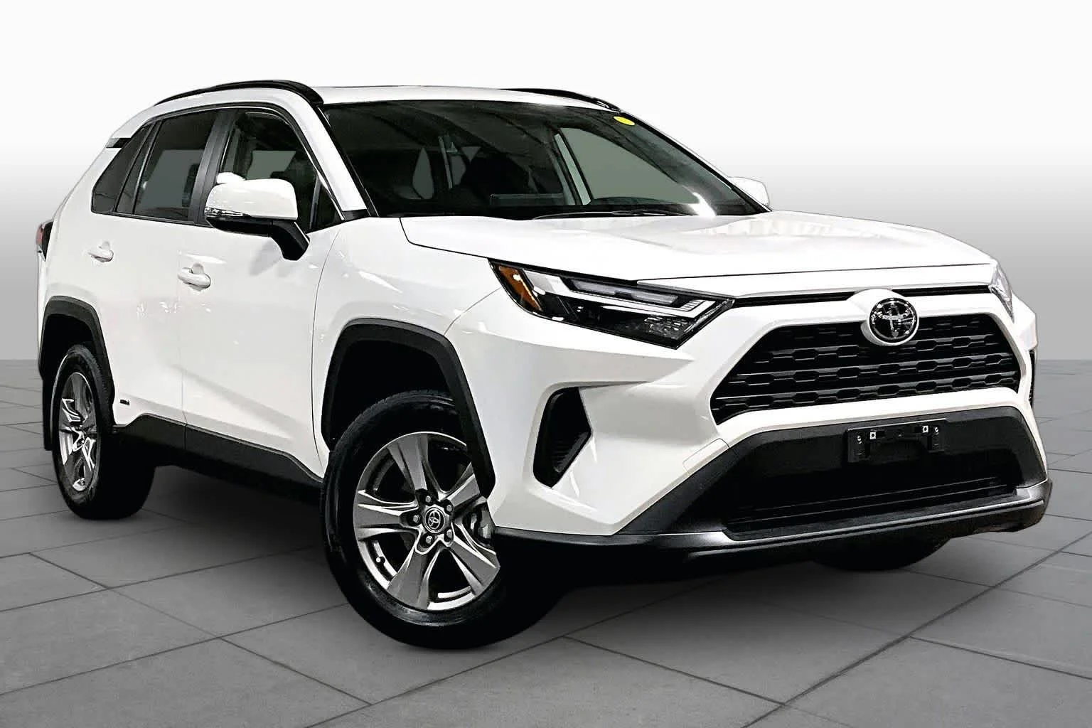 Used 2025 Ice Cap Toyota Hybrid XLE image 3