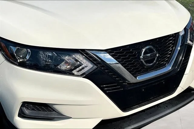 Used 2020 White Nissan SV image 31