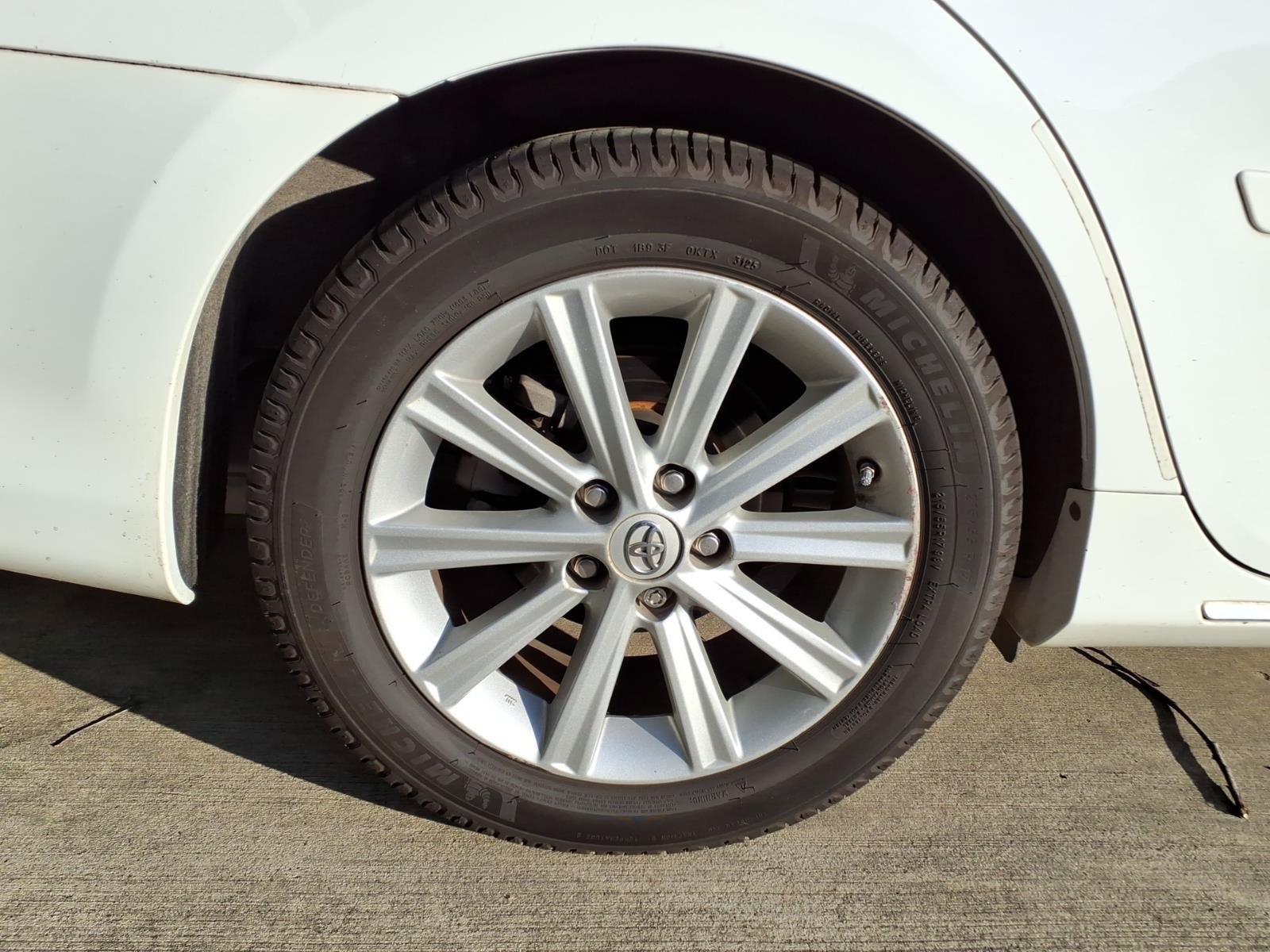 Used 2014 Super White Toyota XLE image 10