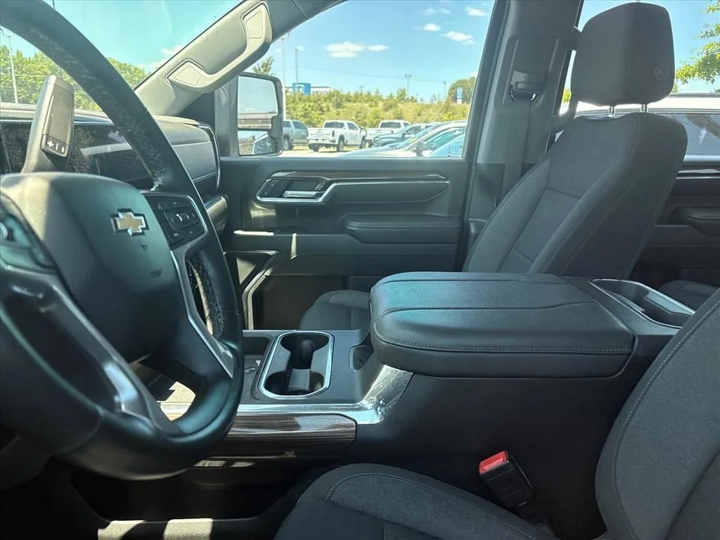 Used 2024 Summit White Chevrolet LT image 18