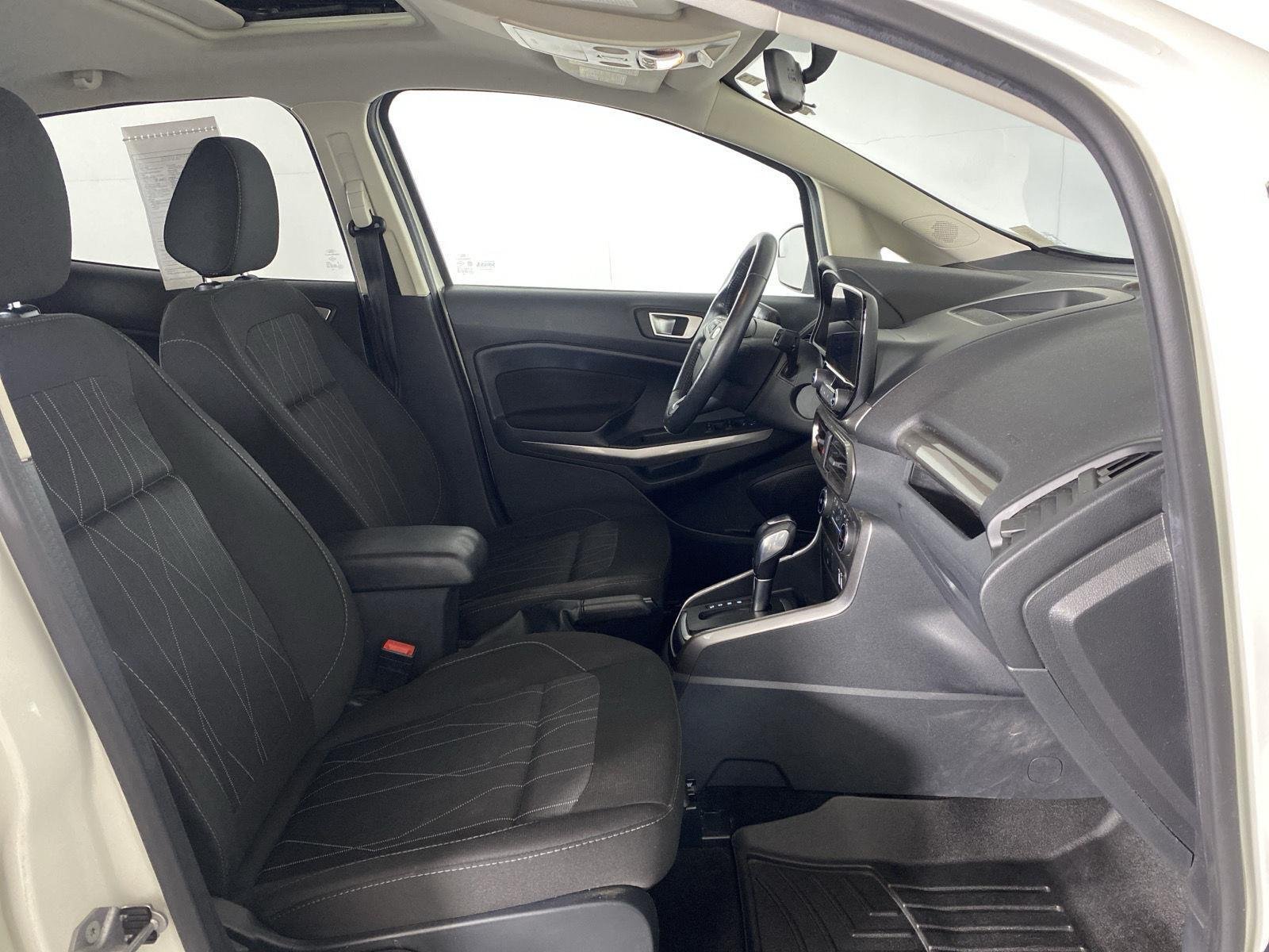 Used 2019 Diamond White Ford SE image 30
