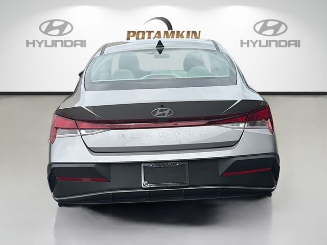 Used 2024 Silver Hyundai SE image 6