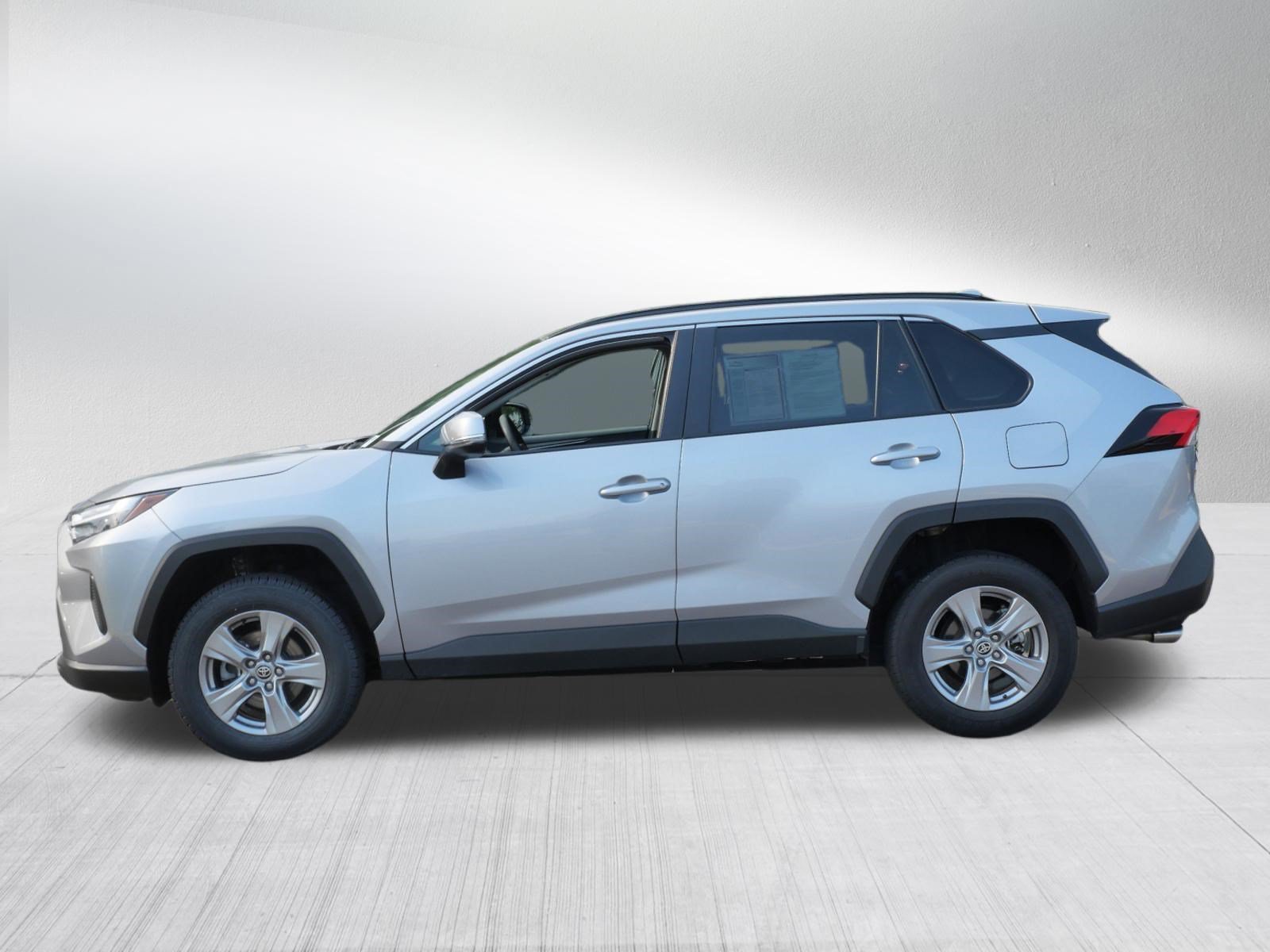 2024 Toyota RAV4 XLE - Photo 4