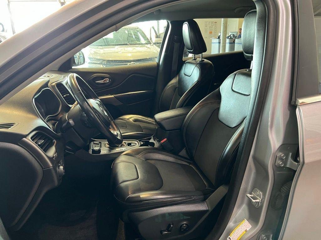 Used 2019 Billet Silver Metallic Clearco Jeep Latitude Plus image 16