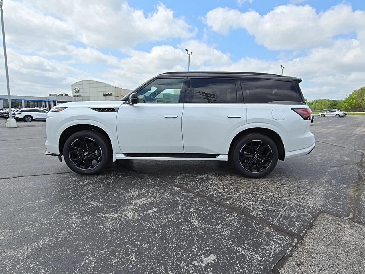 New 2026 2T RADIANT WHIT INFINITI Sport 4WD image 10