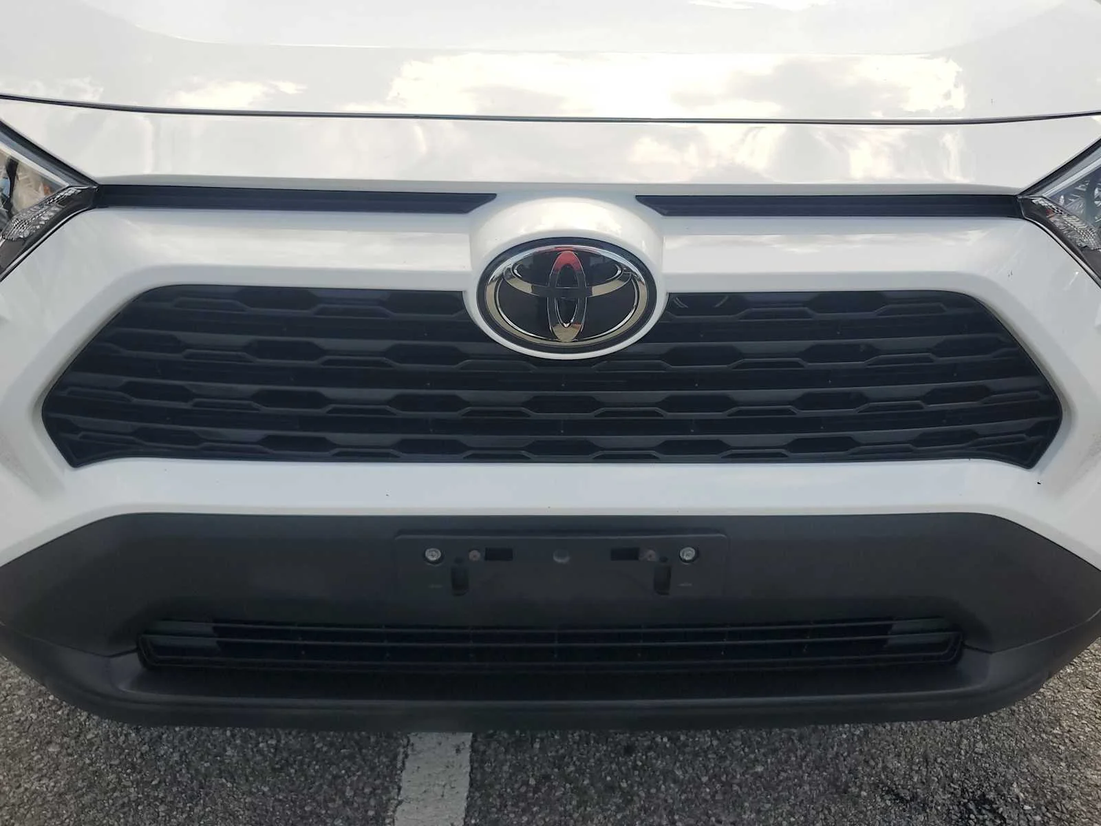 Used 2020 Super White White Toyota XLE image 11
